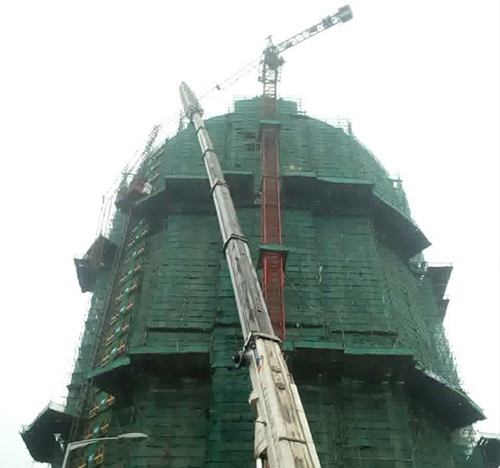 东丰吊车在工地上作业